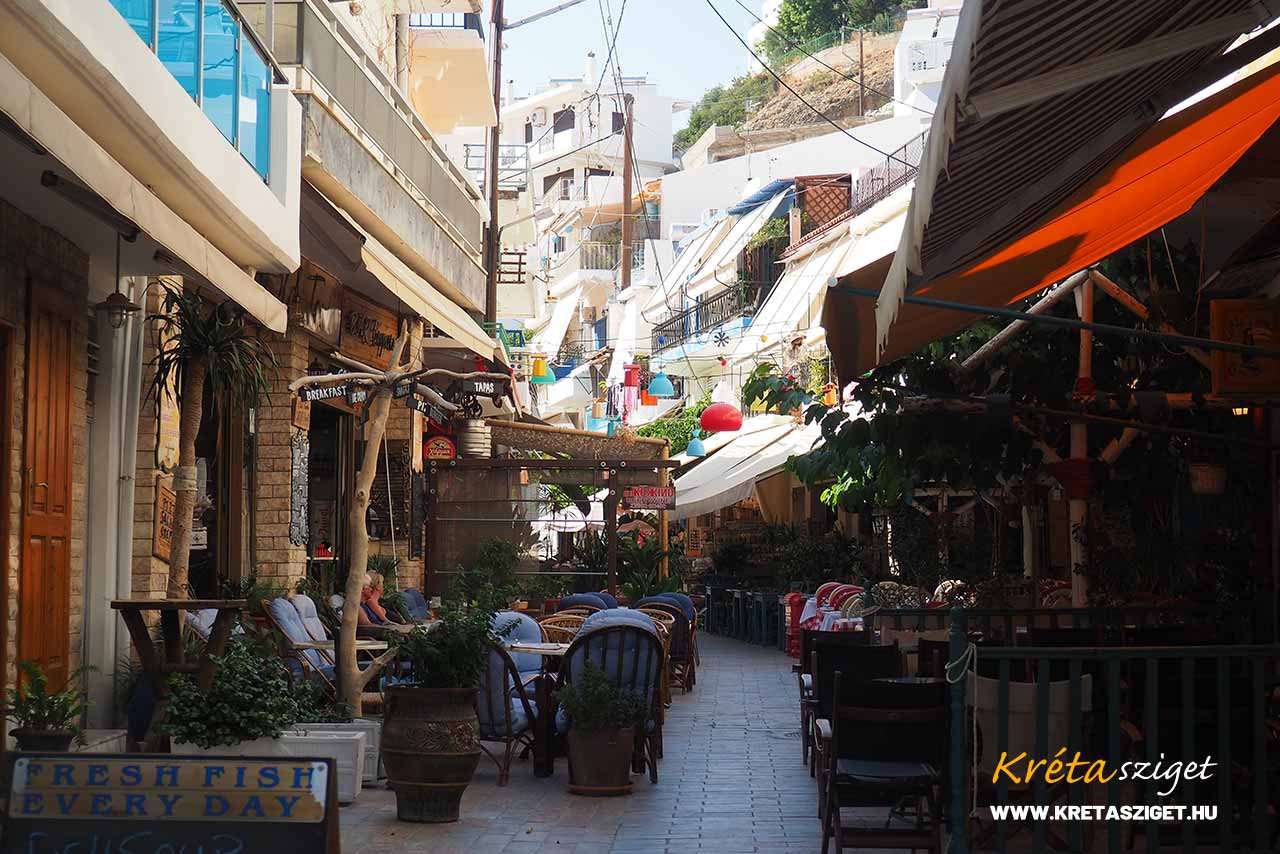 Agia Galini utcakép éttermekkel és üzletekkel Kréta szigeten